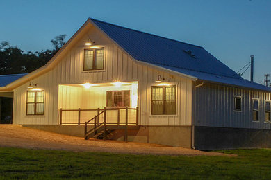 Diseño de fachada de casa blanca de estilo de casa de campo de una planta con revestimiento de madera, tejado a dos aguas y tejado de metal