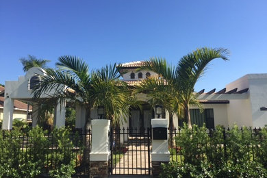 Imagen de fachada de casa blanca de estilo americano de tamaño medio de dos plantas con revestimientos combinados, tejado a dos aguas y tejado de teja de barro