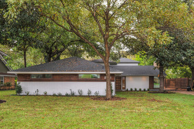 Design ideas for a white midcentury house exterior in Dallas.