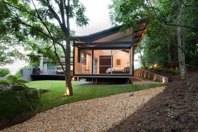 Источник вдохновения для домашнего уюта: одноэтажный дом среднего размера в стиле модернизм с облицовкой из металла
