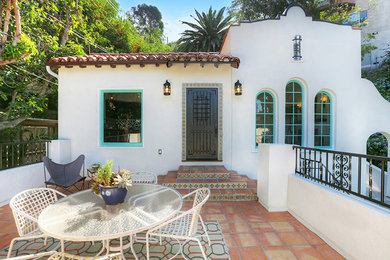 Mittelgroßes, Einstöckiges Mediterranes Haus mit Lehmfassade und weißer Fassadenfarbe in Los Angeles