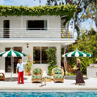 Idee per la facciata di una casa unifamiliare bianca tropicale a due piani