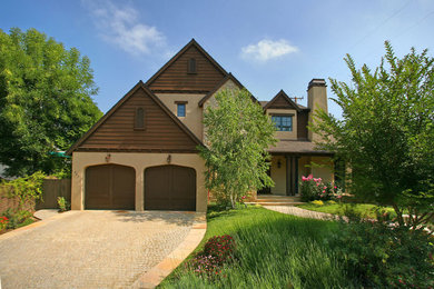 Foto della facciata di una casa marrone classica