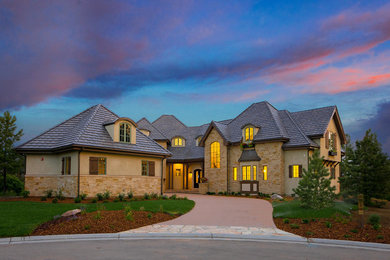 Diseño de fachada de casa beige extra grande de dos plantas con revestimientos combinados, tejado a cuatro aguas y tejado de teja de madera