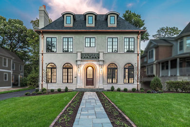 Mittelgroßes, Zweistöckiges Klassisches Einfamilienhaus mit Putzfassade, grauer Fassadenfarbe, Satteldach und Schindeldach in Chicago