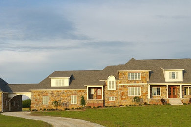 Imagen de fachada marrón de estilo de casa de campo de tamaño medio de dos plantas con revestimiento de piedra
