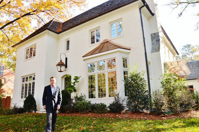 Zweistöckiges Haus mit Backsteinfassade und weißer Fassadenfarbe in Charlotte