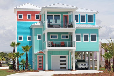 Foto de fachada de casa multicolor marinera de tres plantas con revestimientos combinados, tejado a cuatro aguas y tejado de metal