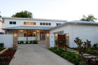 Пример оригинального дизайна: большой, двухэтажный, деревянный, белый частный загородный дом в современном стиле с плоской крышей и металлической крышей