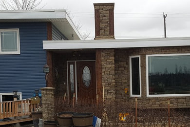 Foto de fachada de casa multicolor de tamaño medio de una planta con revestimientos combinados, tejado plano y tejado de metal