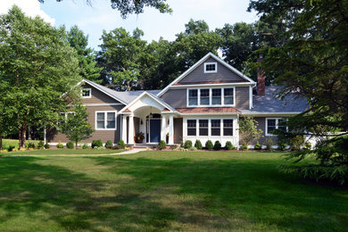 Foto de fachada de casa beige clásica de tamaño medio de dos plantas con revestimiento de vinilo, tejado a dos aguas y tejado de teja de madera