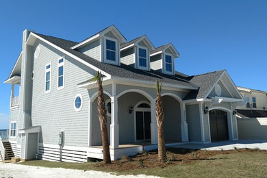 Imagen de fachada de casa gris costera de tamaño medio de dos plantas con revestimiento de madera, tejado a cuatro aguas y tejado de teja de madera