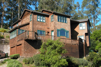Ispirazione per la facciata di una casa grande marrone american style a due piani con rivestimento in legno