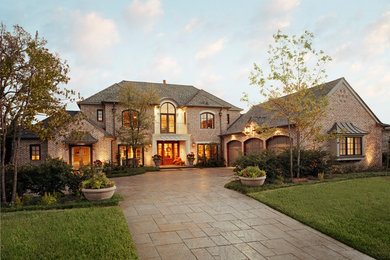 Exterior home idea in Dallas