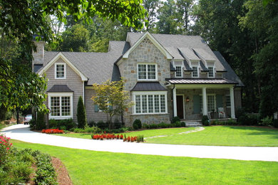 Exemple d'une façade de maison grise chic en pierre de taille moyenne et à un étage avec un toit à deux pans.