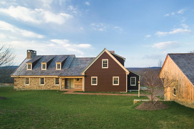 Modelo de fachada de casa multicolor de estilo de casa de campo grande de dos plantas con revestimiento de madera, tejado a dos aguas y tejado de teja de madera