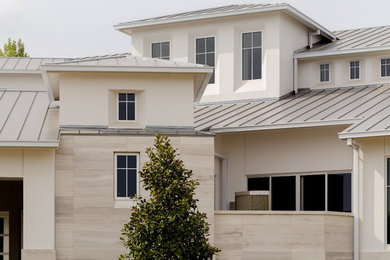 Идея дизайна: большой, двухэтажный, белый частный загородный дом в современном стиле с облицовкой из цементной штукатурки и металлической крышей
