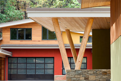 Идея дизайна: двухэтажный, красный, большой частный загородный дом в современном стиле с комбинированной облицовкой, односкатной крышей и металлической крышей