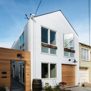 Ispirazione per la facciata di una casa contemporanea con rivestimento in legno