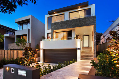 シドニーにあるラグジュアリーなコンテンポラリースタイルのおしゃれな家の外観 (レンガサイディング) の写真