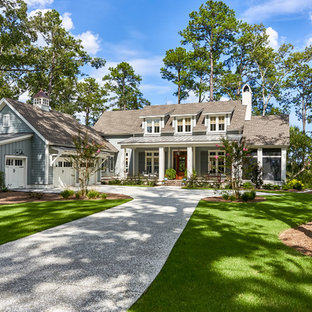 Großes, Zweistöckiges, Blaues Maritimes Einfamilienhaus mit Holzfassade und Schindeldach in Charleston