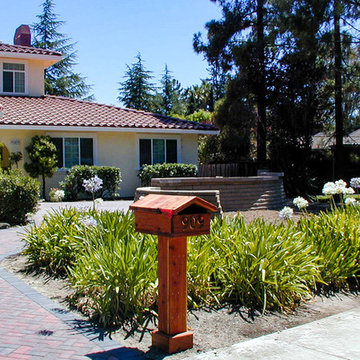 Front of house with distinctive mailbox
