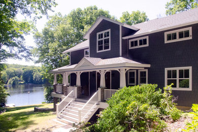 Foto de fachada de casa azul de estilo americano con tejado a dos aguas y tejado de teja de madera
