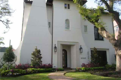 Ispirazione per la facciata di una casa grande bianca contemporanea a tre piani con rivestimento in legno