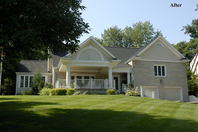 Inspiration pour une grande façade de maison beige en pierre à un étage avec un toit à deux pans.