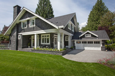 Foto de fachada de casa gris clásica de tamaño medio de dos plantas con revestimiento de madera y tejado de teja de madera