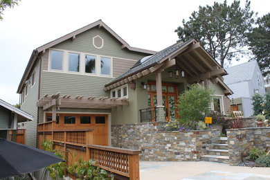 Ejemplo de fachada de casa multicolor de estilo americano de tamaño medio a niveles con revestimiento de aglomerado de cemento, tejado a la holandesa y tejado de teja de madera