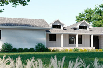 Ejemplo de fachada de casa blanca de estilo de casa de campo de tamaño medio de una planta con revestimiento de aglomerado de cemento, tejado a dos aguas y tejado de teja de madera