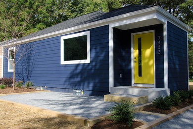 Esempio della villa piccola blu moderna a un piano con rivestimento in legno, tetto a padiglione e copertura a scandole