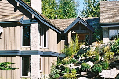 Diseño de fachada de casa multicolor actual de tamaño medio de una planta con revestimientos combinados, tejado a doble faldón y tejado de teja de madera