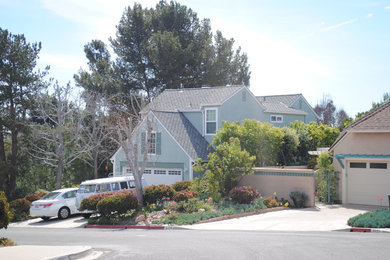 Photo of a medium sized modern two floor detached house in San Diego with a shingle roof.