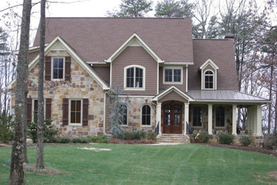 Foto della facciata di una casa beige a due piani