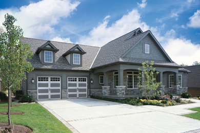 Ejemplo de fachada gris clásica renovada con revestimientos combinados y tejado a dos aguas