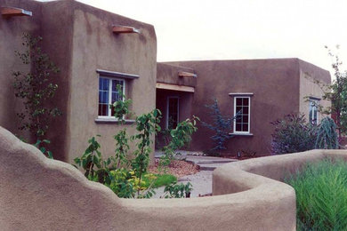 アルバカーキにある高級なおしゃれな家の外観 (漆喰サイディング) の写真