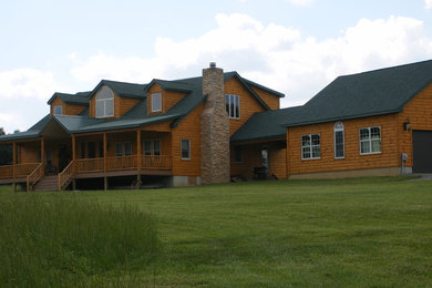 Modelo de fachada de casa marrón rural grande de dos plantas con revestimiento de madera, tejado a dos aguas y tejado de varios materiales