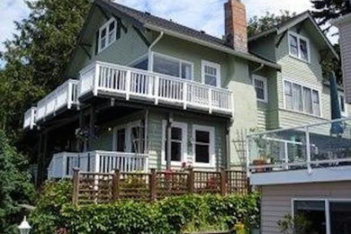 シアトルにあるおしゃれな二階建ての家 (緑の外壁) の写真