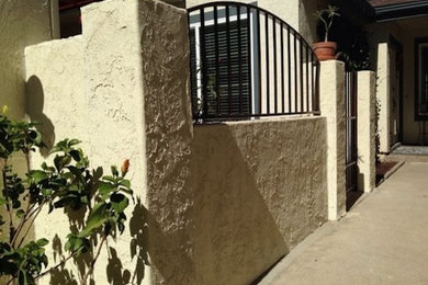 サンディエゴにある小さなおしゃれな家の外観 (漆喰サイディング、黄色い外壁) の写真