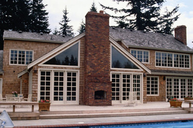 Modelo de fachada marrón de tamaño medio con revestimiento de madera