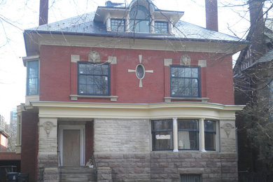 トロントにあるトラディショナルスタイルのおしゃれな家の外観の写真