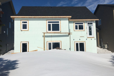 Foto de fachada de casa azul de estilo americano de tamaño medio de dos plantas con revestimiento de vinilo, tejado a dos aguas y tejado de teja de madera