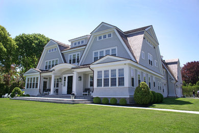 Diseño de fachada gris clásica renovada grande de tres plantas con revestimiento de madera y tejado a doble faldón