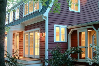 Источник вдохновения для домашнего уюта: двухэтажный, деревянный, красный дом в классическом стиле с мансардной крышей