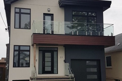 Foto de fachada de casa multicolor minimalista de tamaño medio de dos plantas con revestimiento de estuco