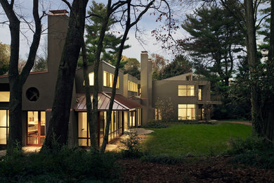 Пример оригинального дизайна: двухэтажный дом среднего размера в современном стиле