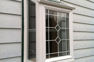 Imagen de fachada de casa blanca campestre pequeña con revestimiento de vinilo