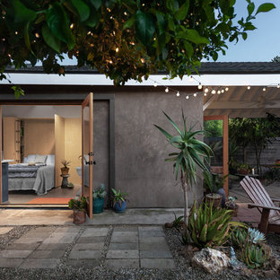 Idée de décoration pour un petit façade d'immeuble marin avec un revêtement en stuc, un toit à deux pans et un toit en shingle.